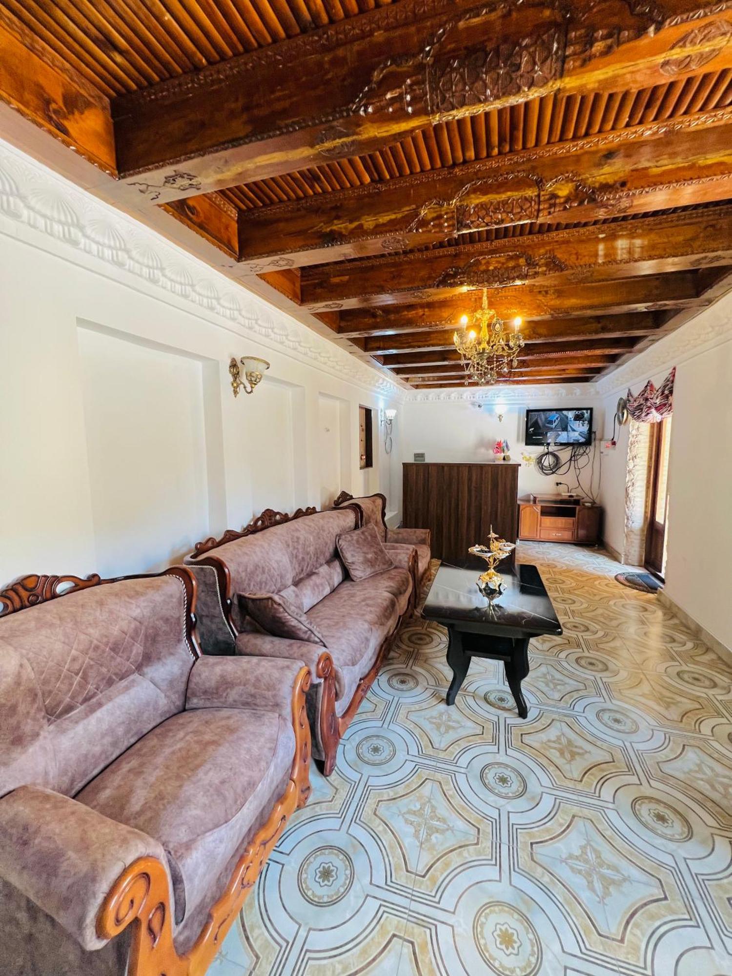 בוקורו Lola Boutique Hotel מראה חיצוני תמונה